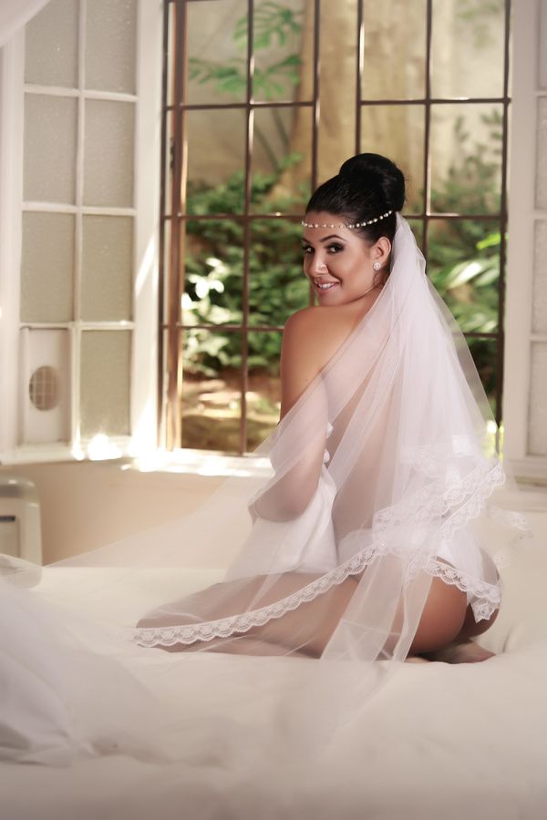 25 Bridal Boudoir Photos That Are As Sultry As They Are Sweet Huffpost 0146