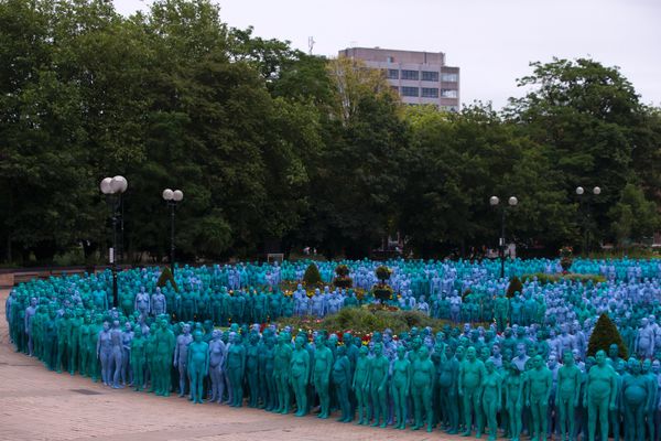 Sea Of Hull Installation Sees Thousands Of Naked People Painted Blue