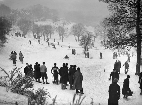 Snow In London Looks A Little More Serious In These Historic Images 5878ea491700008501929e6d