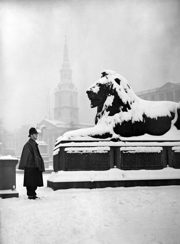 Snow In London Looks A Little More Serious In These Historic Images 5878ea4b170000fa01fde759