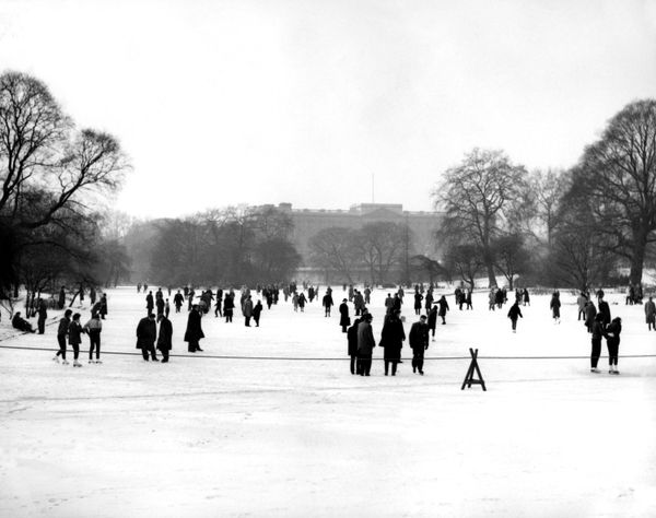 Snow In London Looks A Little More Serious In These Historic Images 5878ea4f1700008501929e6f