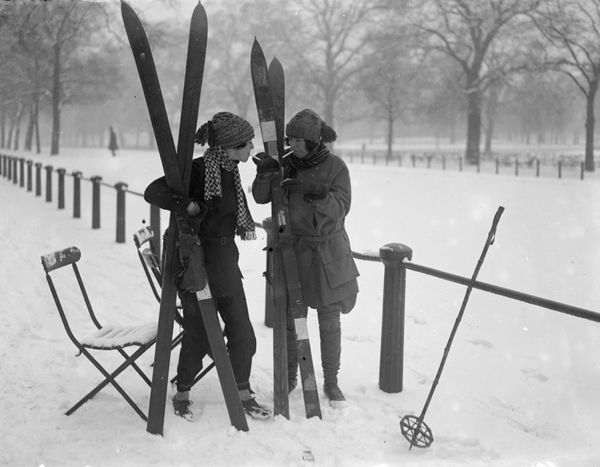 Snow In London Looks A Little More Serious In These Historic Images 5878ea5e1700008801929e74