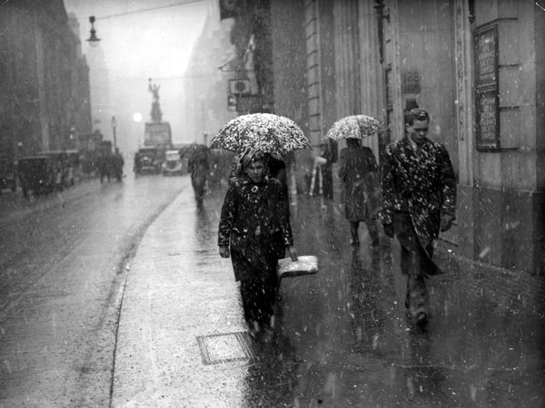 Snow In London Looks A Little More Serious In These Historic Images 5878ea671700002e00fde763