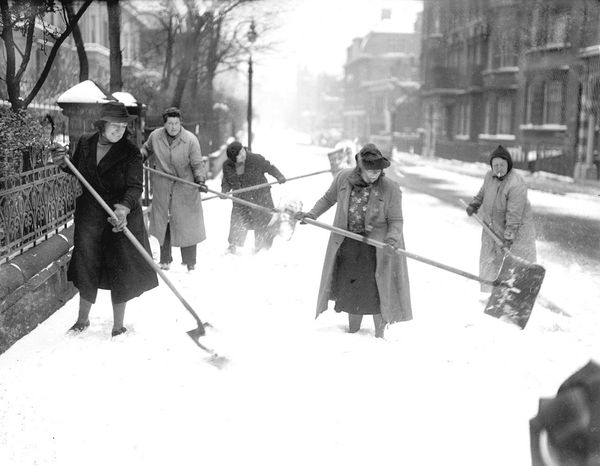 Snow In London Looks A Little More Serious In These Historic Images 5878ea6a170000fa01fde764