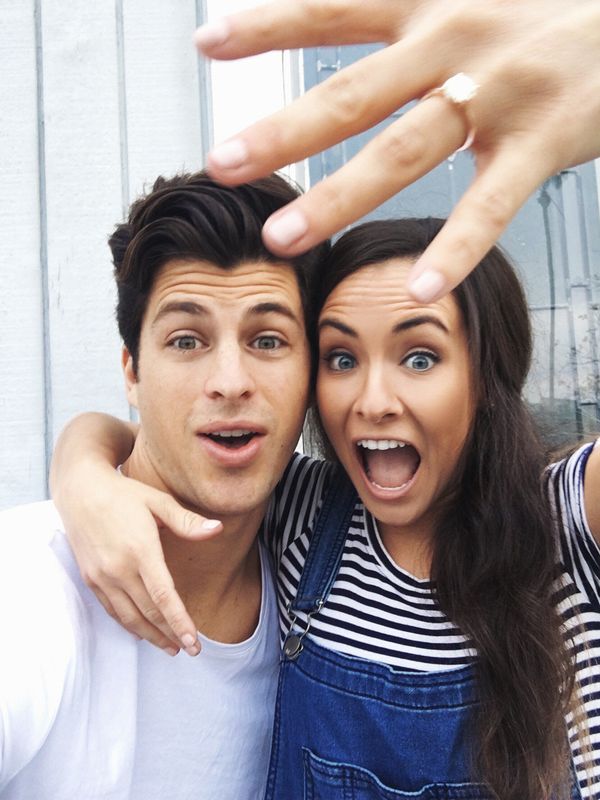 22 Super Fun Engagement Ring Selfies That Youll Want To Copy Huffpost