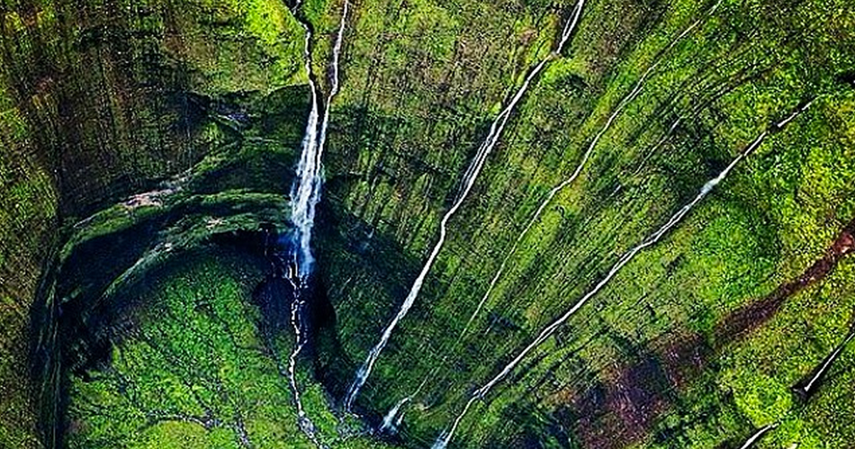 Hawaii's 'Weeping Wall' Is A Misty Oasis Of Waterfalls