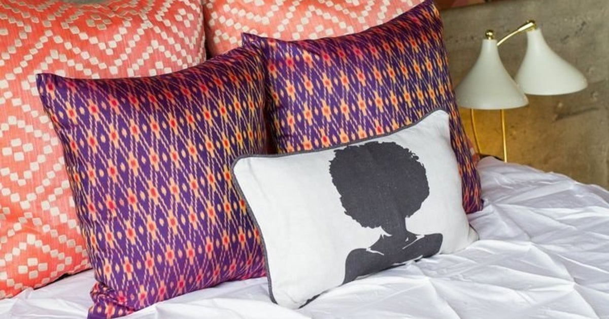 How To Layer Throw Pillows Like An Interior Decorator