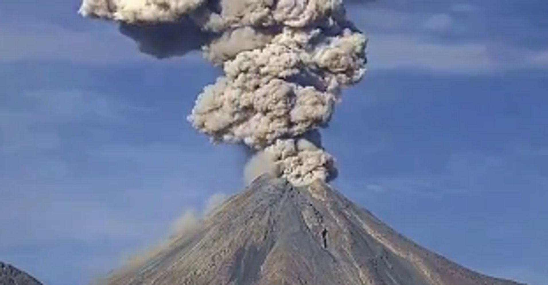 volcano-spurts-gigantic-ash-plume-in-mesmerizing-time-lapse-video