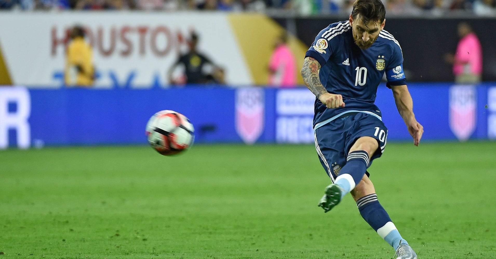 Lionel Messi Just Perfected The Free Kick Goal HuffPost