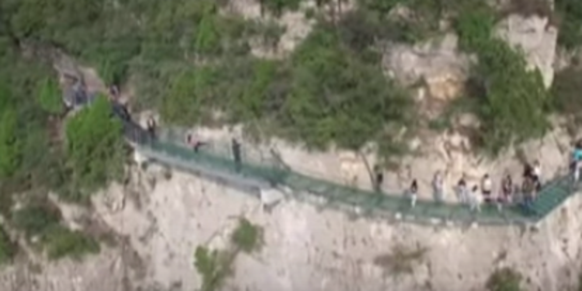 Tourists Flee As New Glass Walkway 3,000 Feet In The Air Cracks The