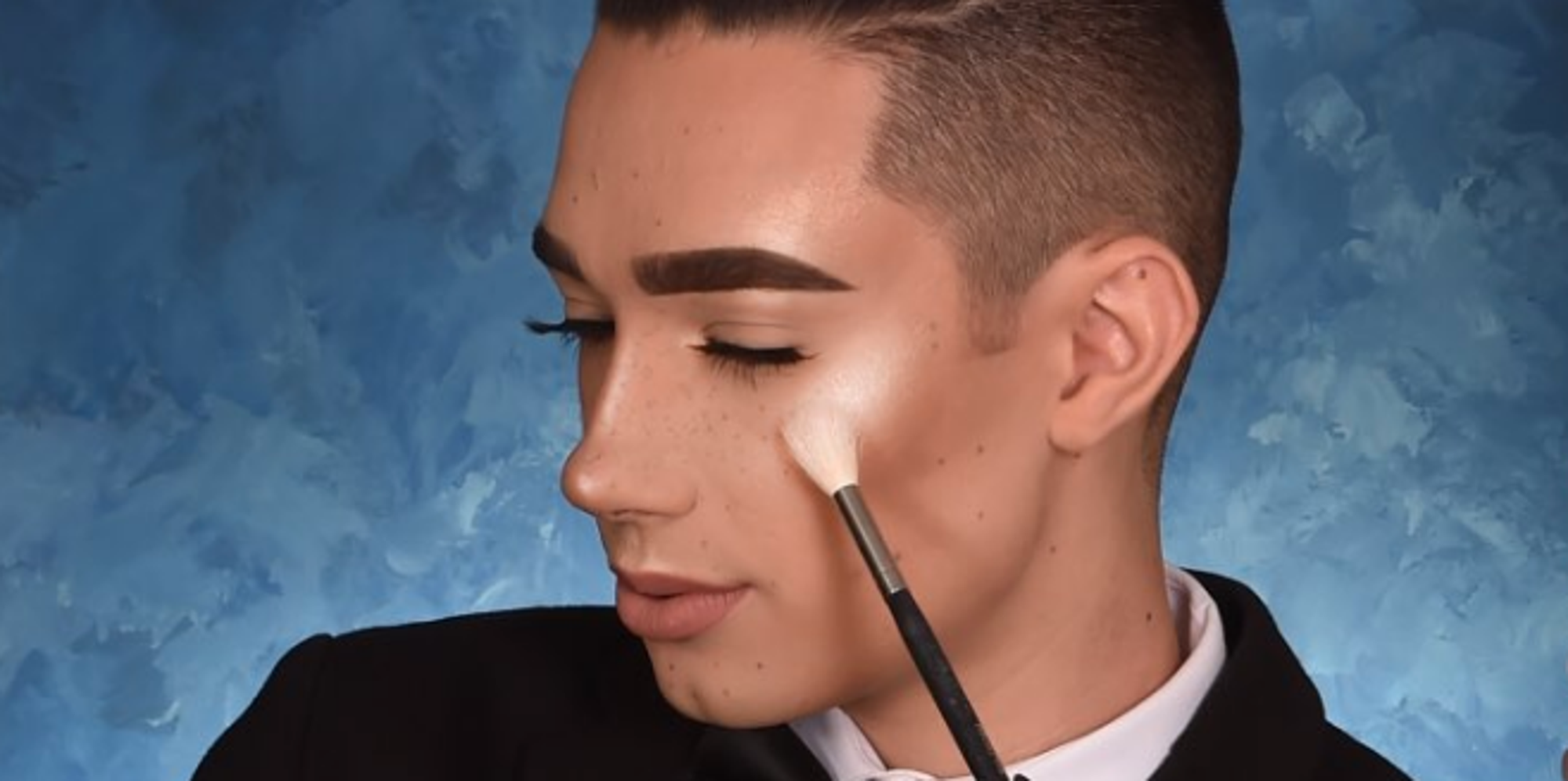 This Teenager Brought A Ring Light To His Yearbook Photo So His