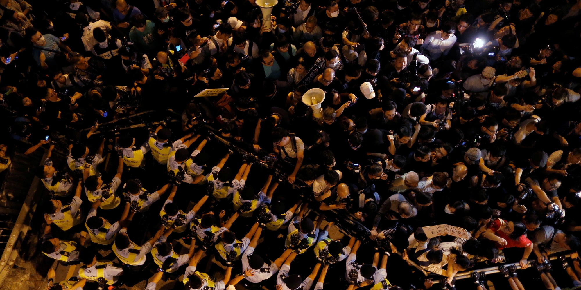 Protesters And Police Clash In Hong Kong Over Crackdown - Huffington Post