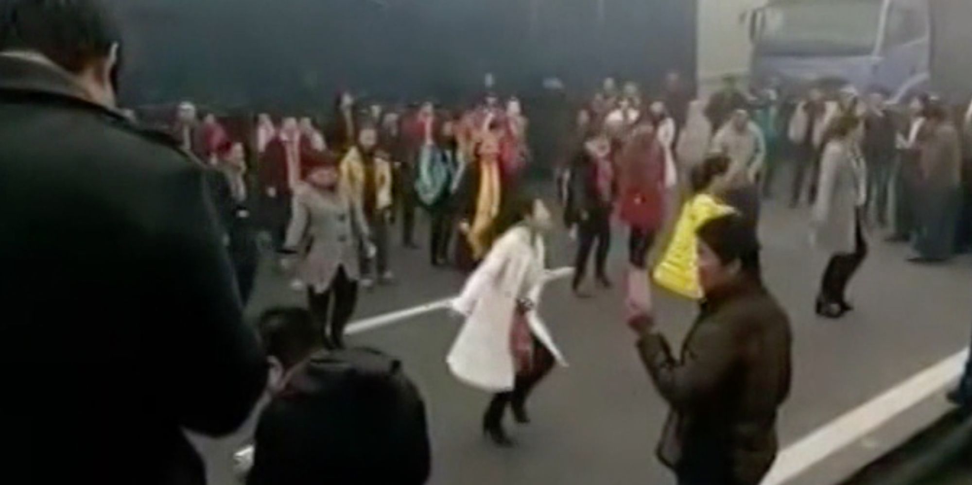 women-get-stuck-in-traffic-jam-for-six-hours-end-up-doing-flash-mob-on