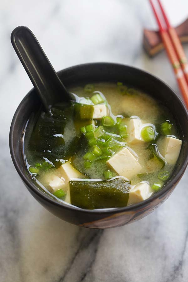 <strong>Get the <a href="http://rasamalaysia.com/easy-miso-soup/" target="_blank">Easy Miso Soup recipe</a>&nbsp;from&nbsp;Rasa Malaysia<br /><br /></strong>This recipe is prepared&nbsp;with a dashi broth, which is traditionally made with kombu.&nbsp;