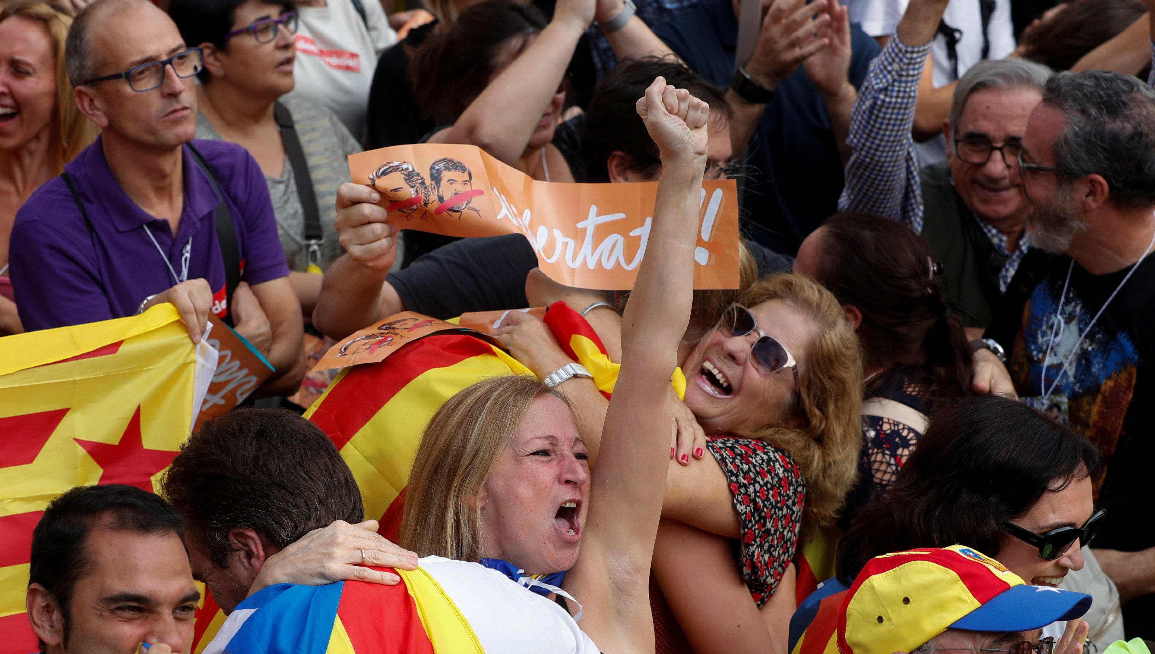 <strong>People react as they watch on giant screens outside the Catalan parliament in Barcelona</strong>