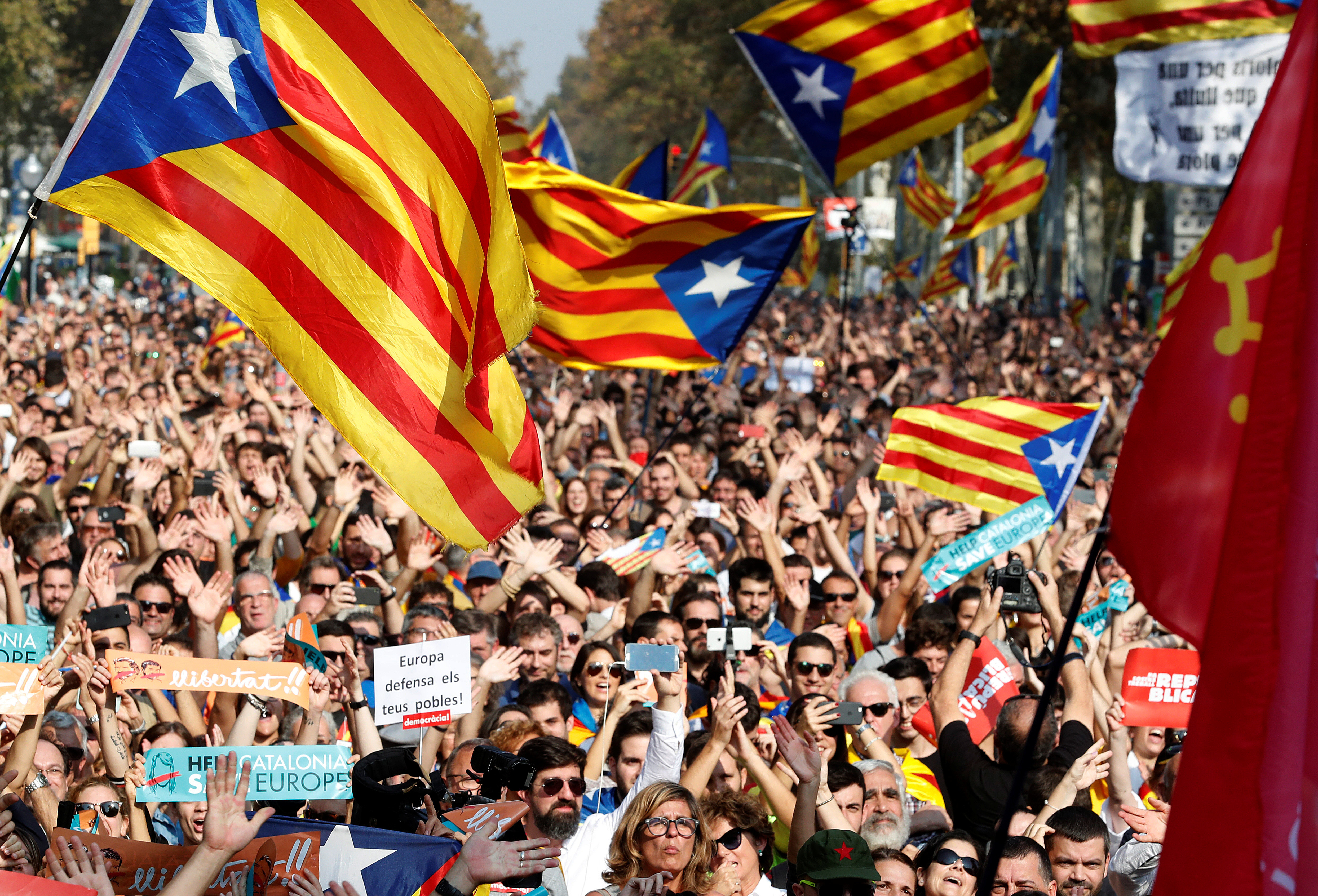 <strong>Huge crowds have gathered in Barcelona to celebrate the motion</strong>