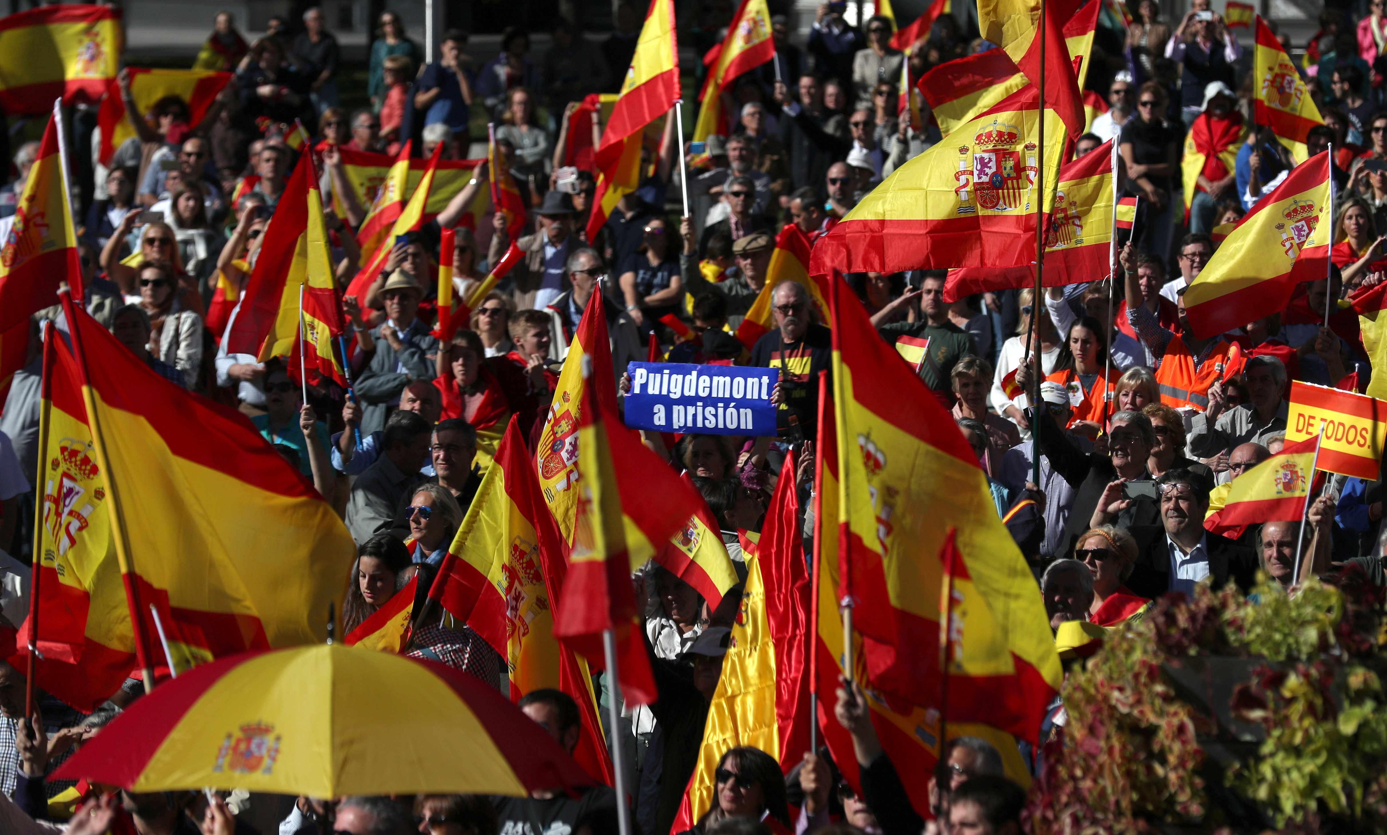 <strong>Pro-unity demonstrators gather with a sign calling for the imprisonment of sacked Catalan President Carles Puigdemont in Madrid</strong>