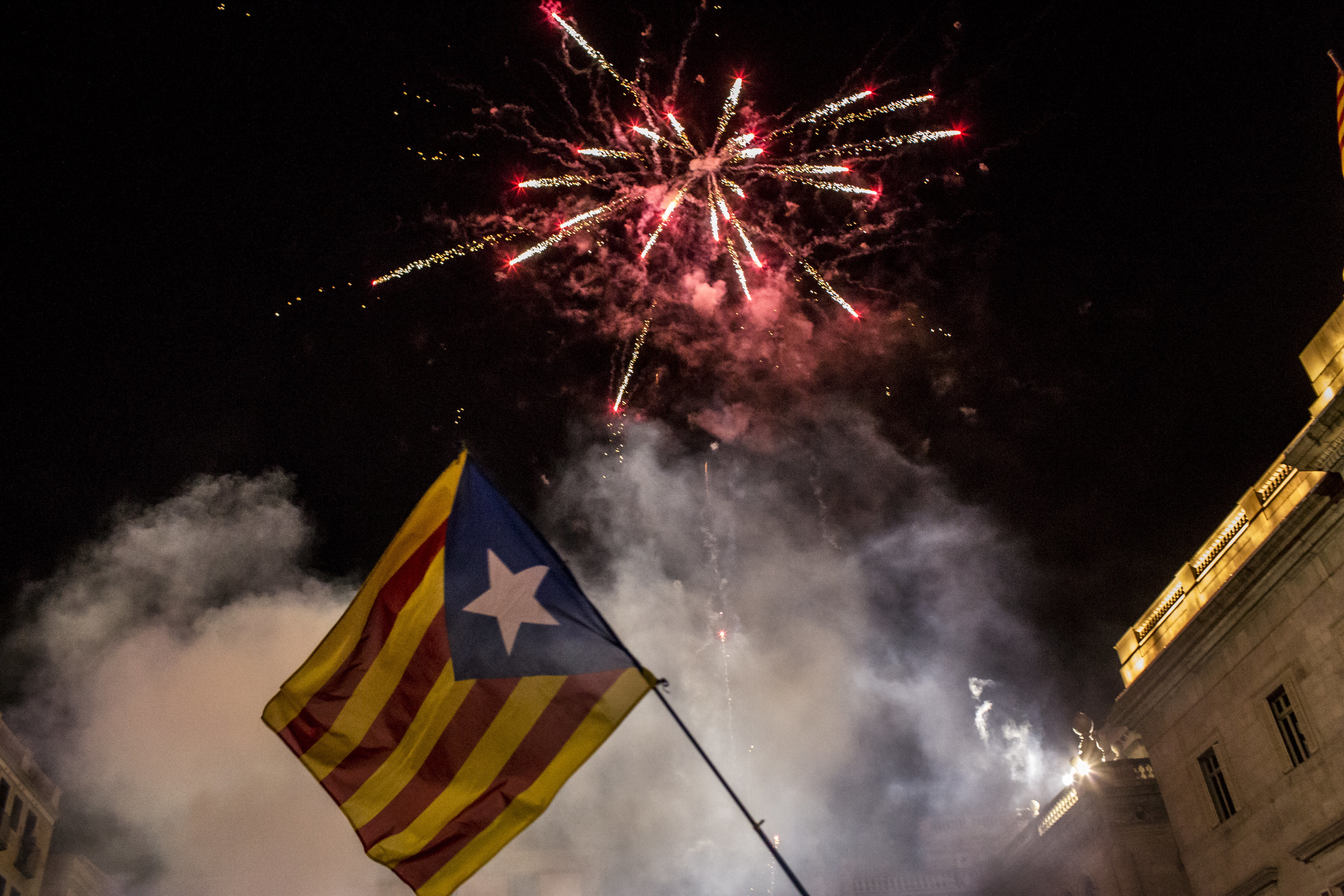 <strong>Fireworks illuminate the skay as pro-independence supporters gather at Sant Jaume square</strong>