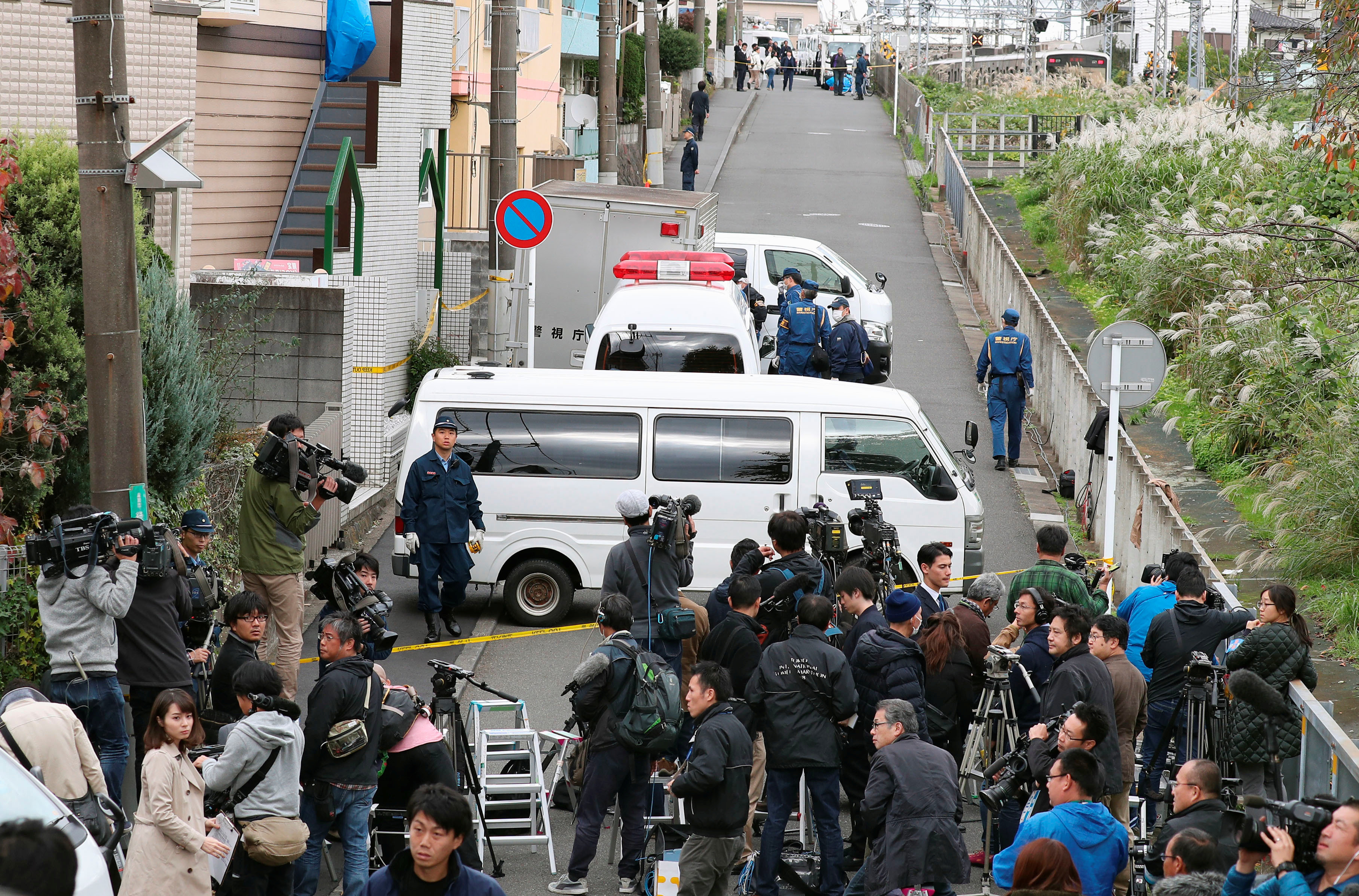 <strong>Members of the press gather at the scene&nbsp;</strong>