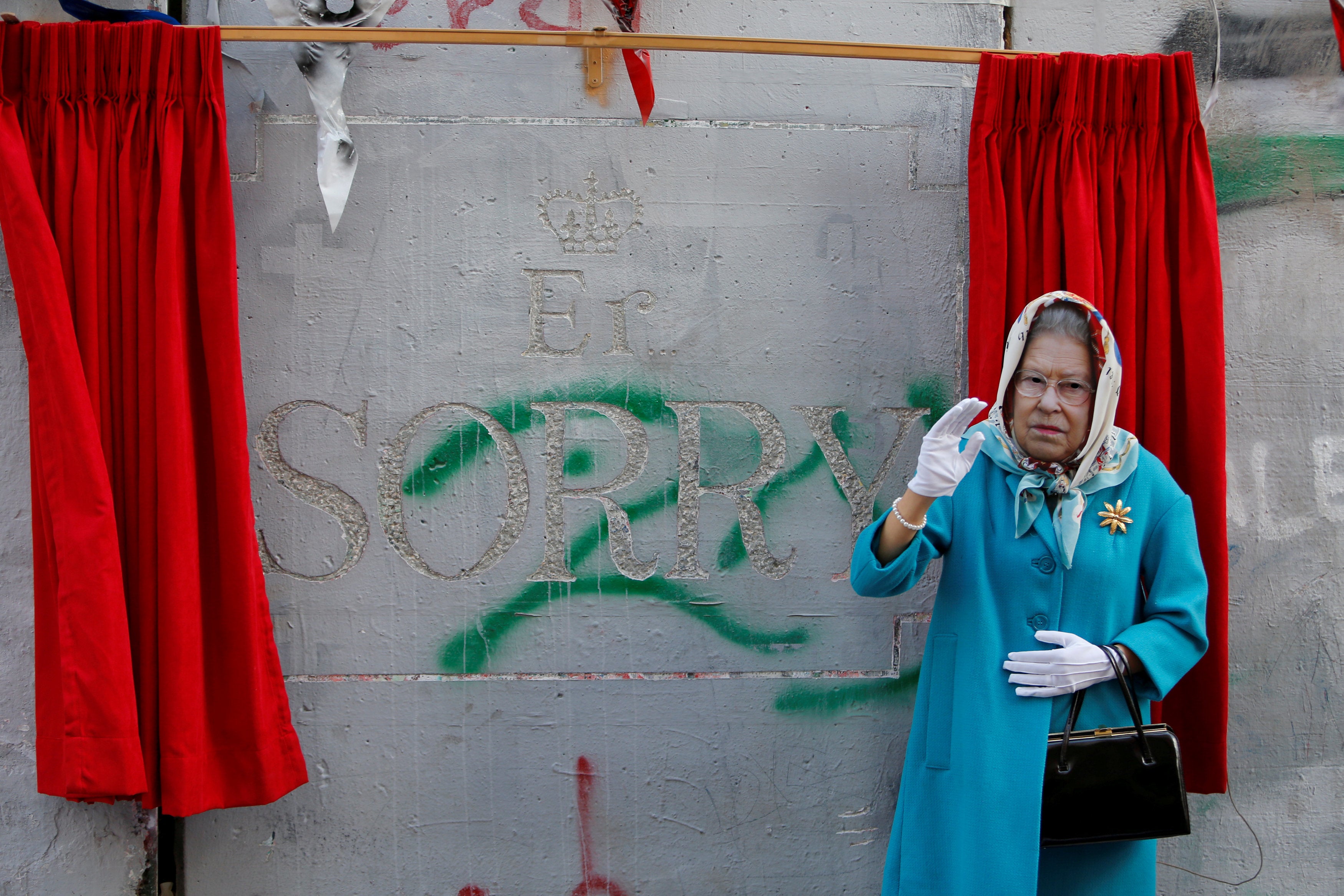 <strong>An actor dressed as the Queen unveiled the new work&nbsp;</strong>