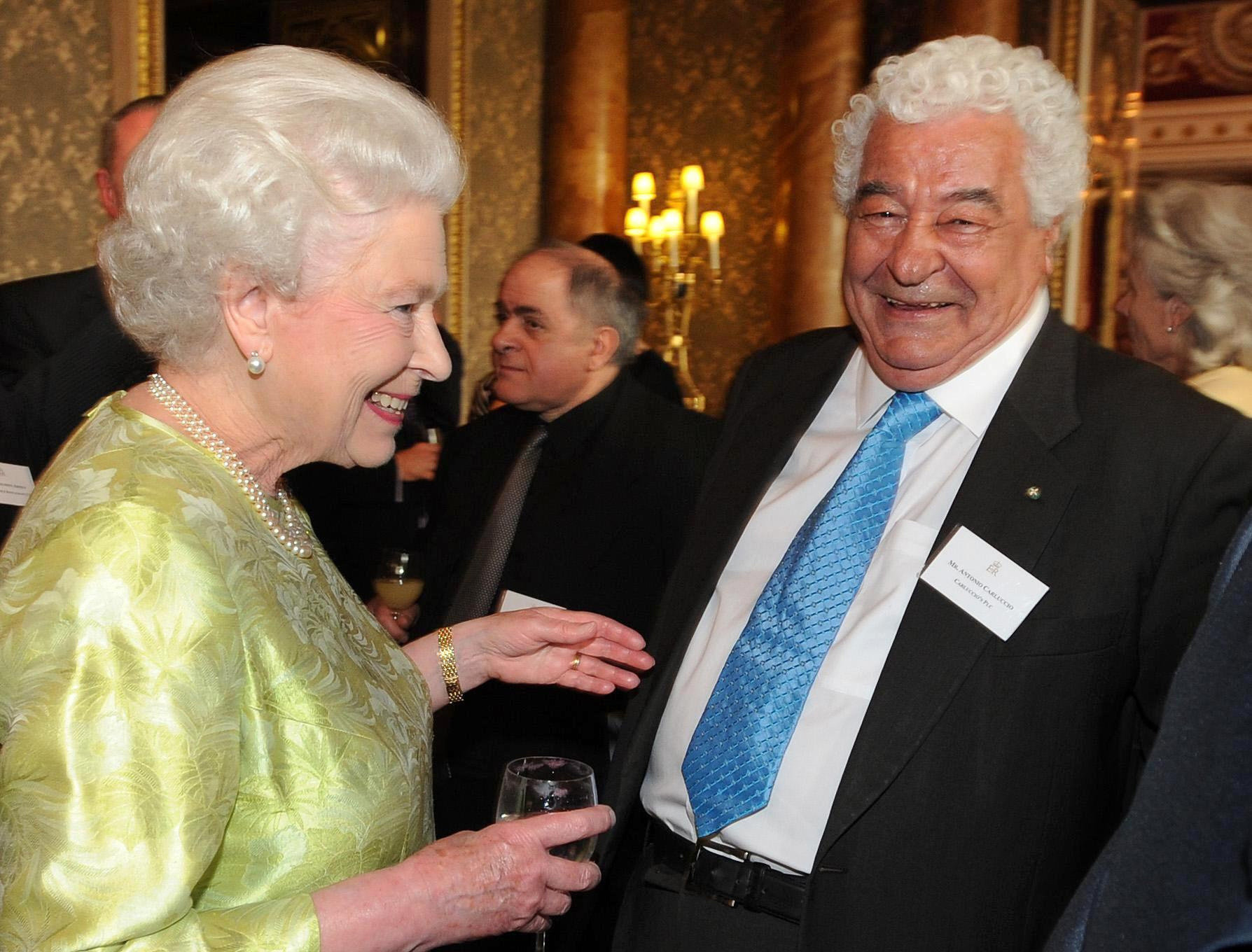 <strong>Carluccio pictured with the Queen during a reception she hosted for the British Hospitality Industry at Buckingham Palace&nbsp;</strong>