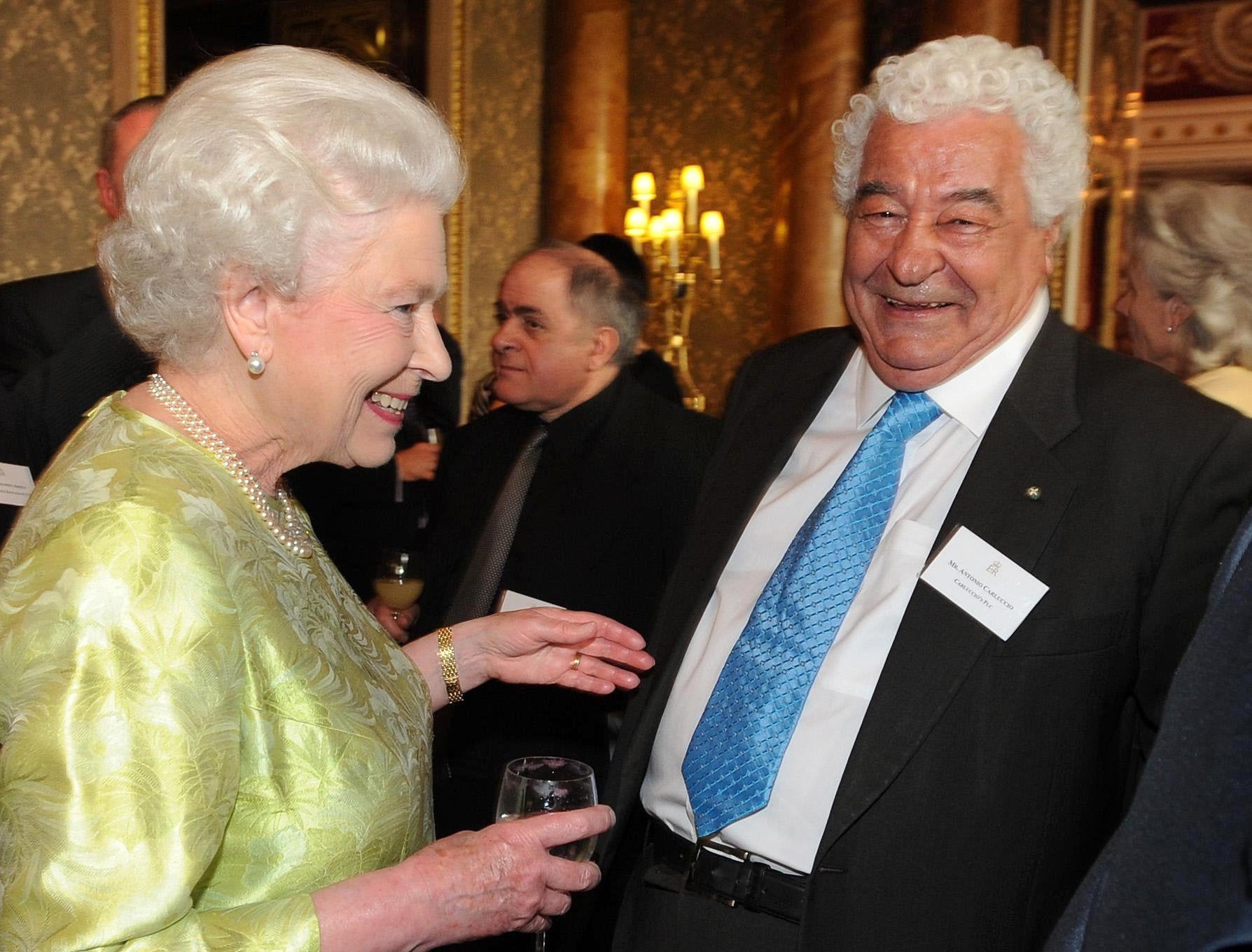 <strong>Carluccio pictured with the Queen during a reception she hosted for the British Hospitality Industry at Buckingham Palace&nbsp;</strong>