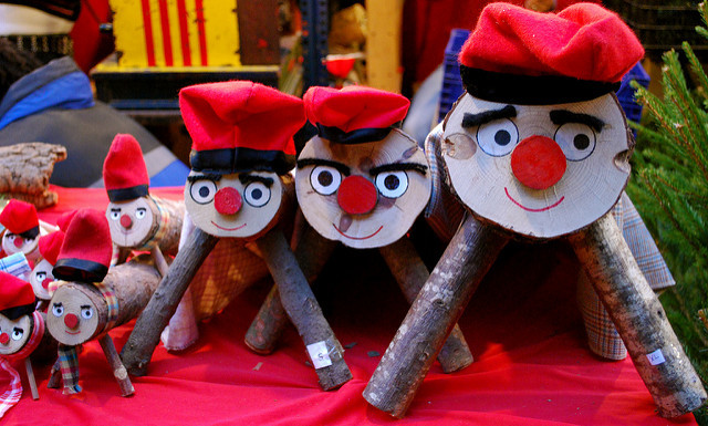 Catalan kids beat Caga Tió with stick to receive small presents. Licensed under <a href="https://www.flickr.com/photos/valkyrieh116/3111553751/">CC BY-SA 2.0</a>.