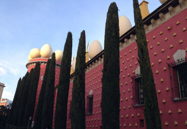 Visit the Salvador Dalí museum and you'll completely avoid the queues. Photo from <a href="https://www.costabravalifestyle.com/activities/salvador-dali-triangle/">Costa Brava Lifestyle</a>.