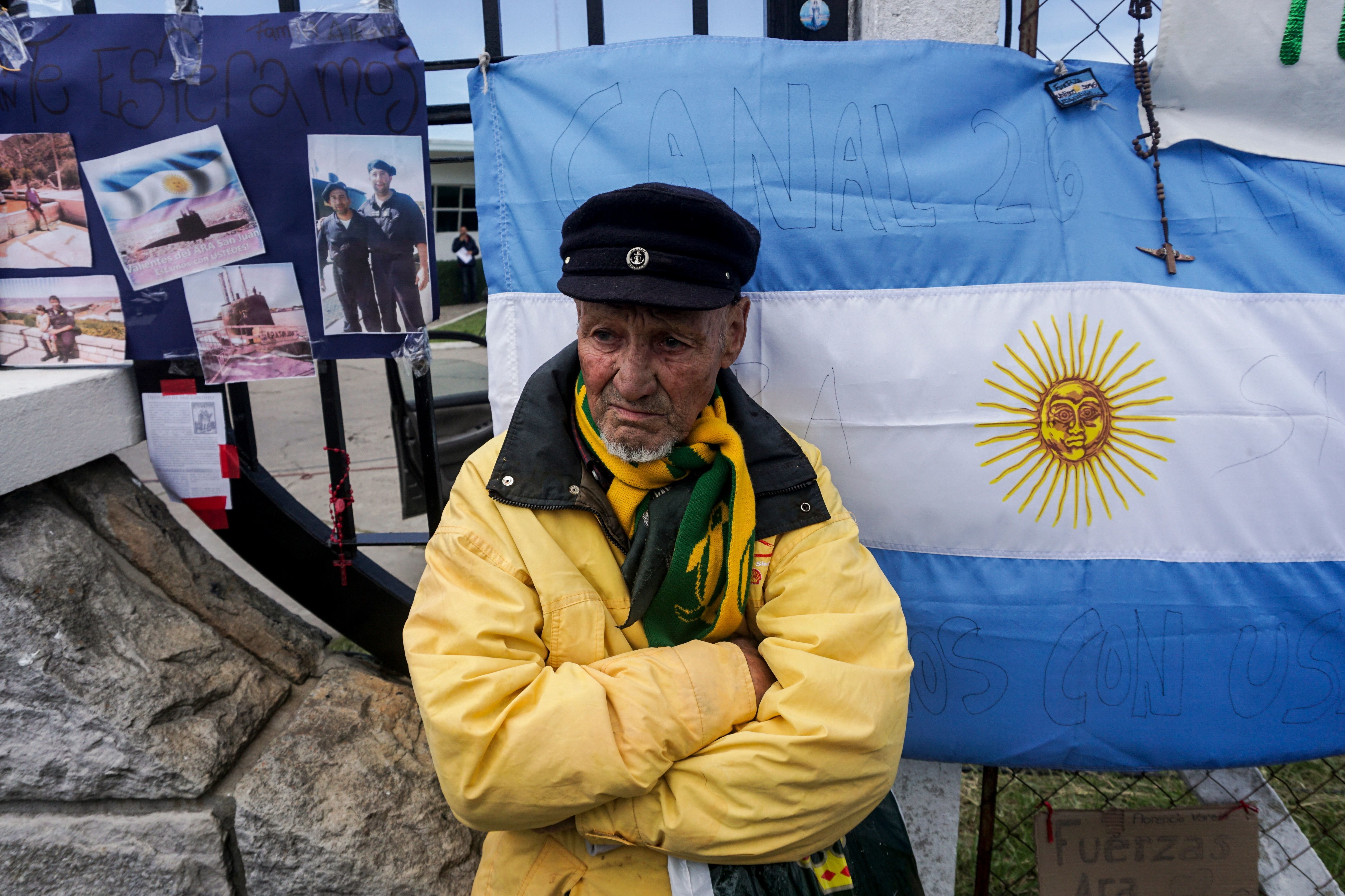 <strong>A man waits for news outside Argentina's Navy base in Mar del Plata&nbsp;</strong>