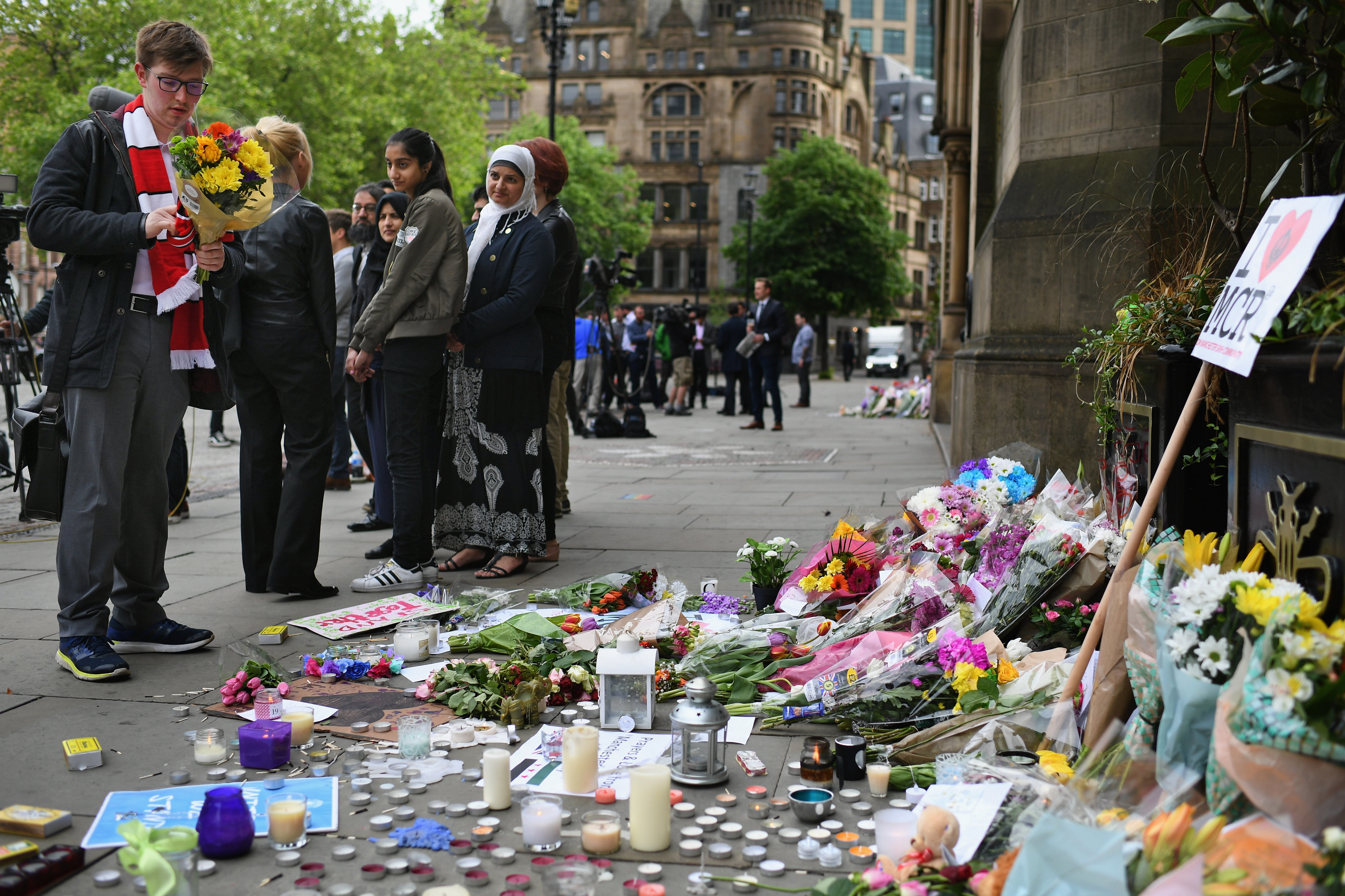 <strong>Tributes left for the victims of the Mancheste Arena bombing</strong>