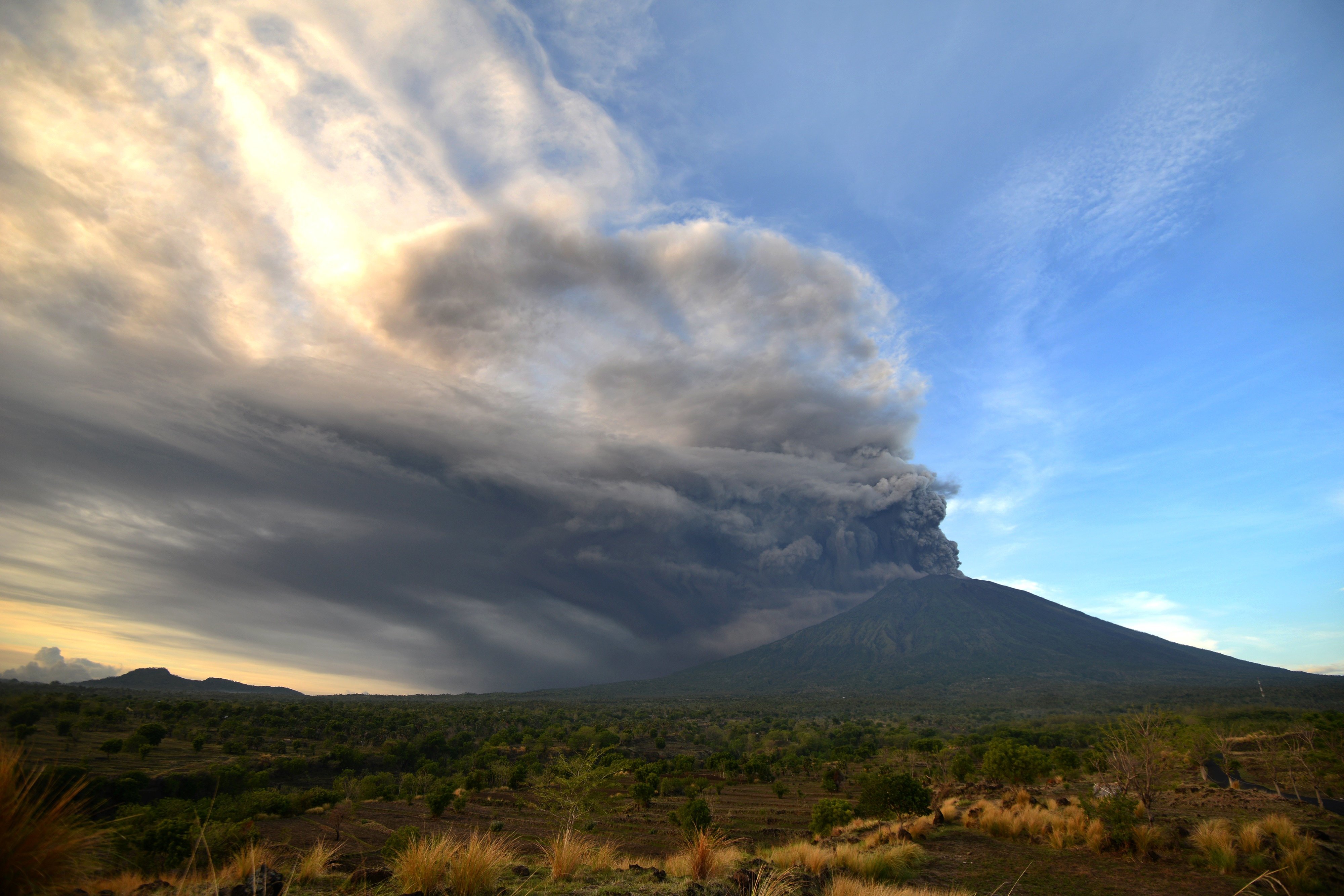 <strong>Smoke has so far reached up to 1,500 metres above the summit.</strong>