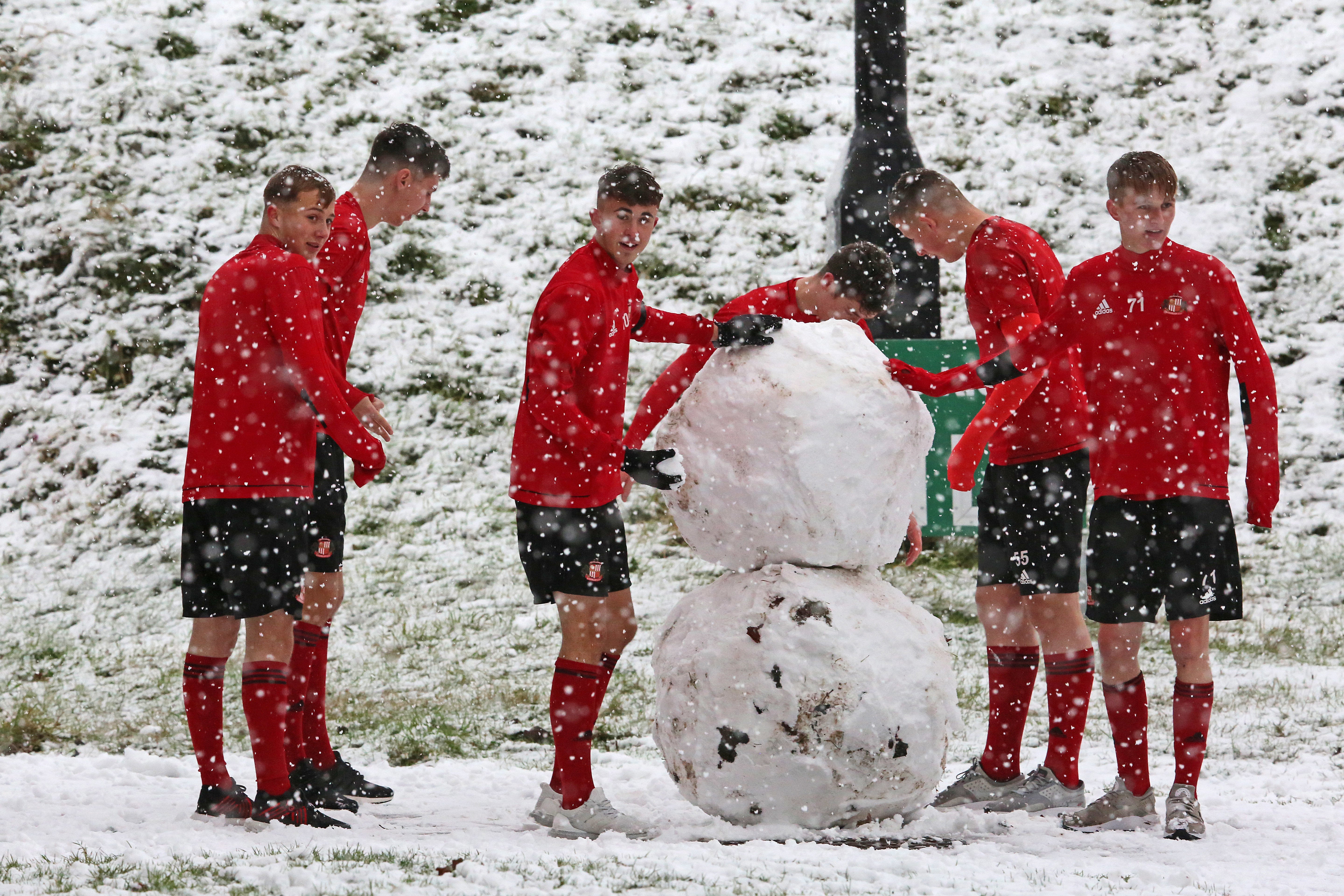 <strong>Sunderland academy players build a snowman showing the bad weather that forced an indoor training session at The Academy of Light&nbsp;</strong>