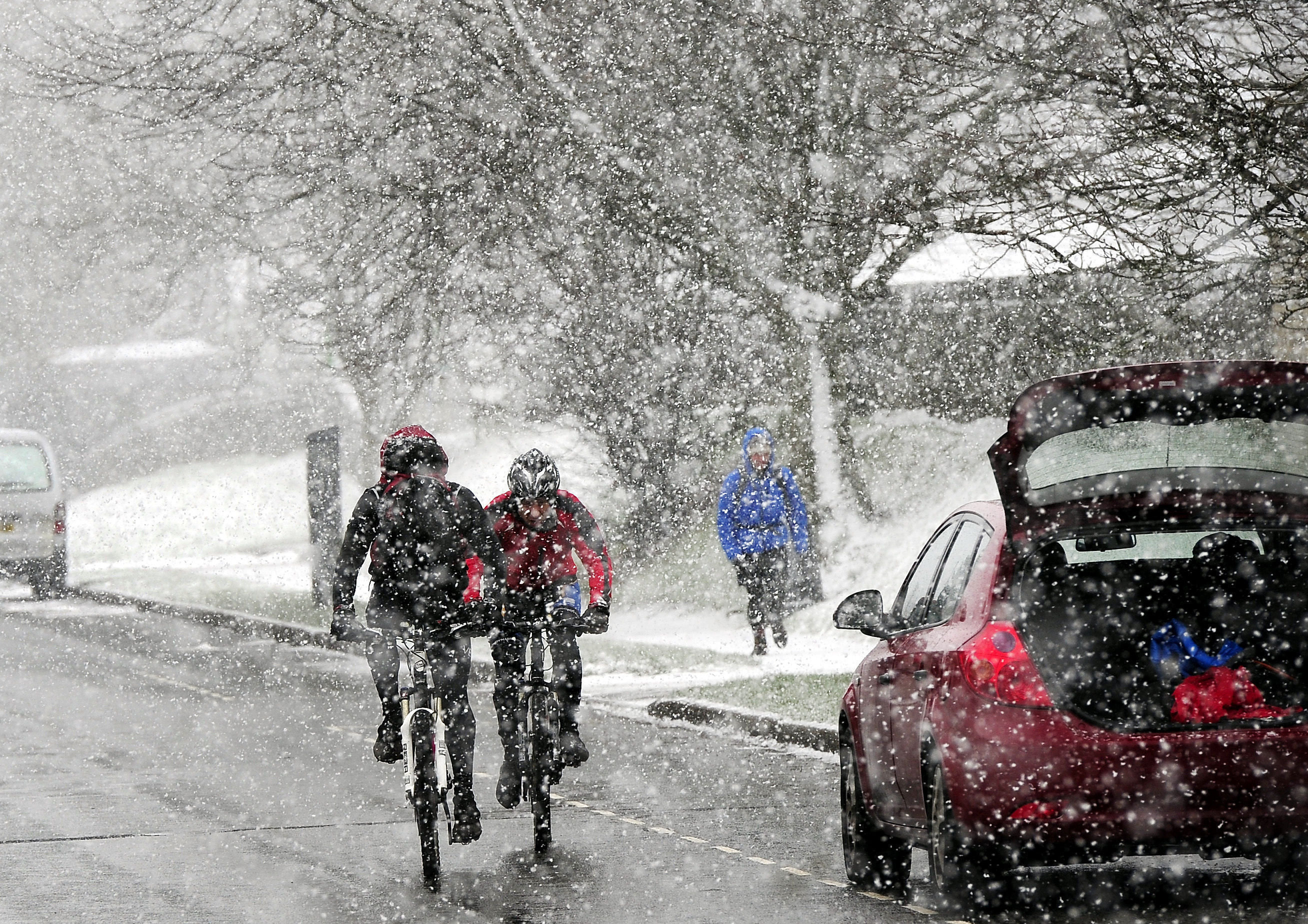 <strong>Cyclists battle through the snow&nbsp;falling near Castleton in the Peak District</strong>