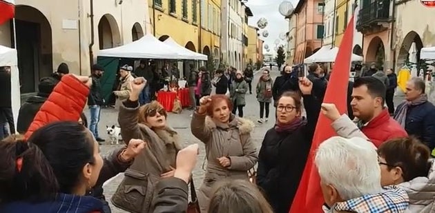 Αποτέλεσμα εικόνας για Ιταλία: Γυναίκες τραγουδούν το Bella Ciao μπροστά στους ακροδεξιούς της Casa Pound