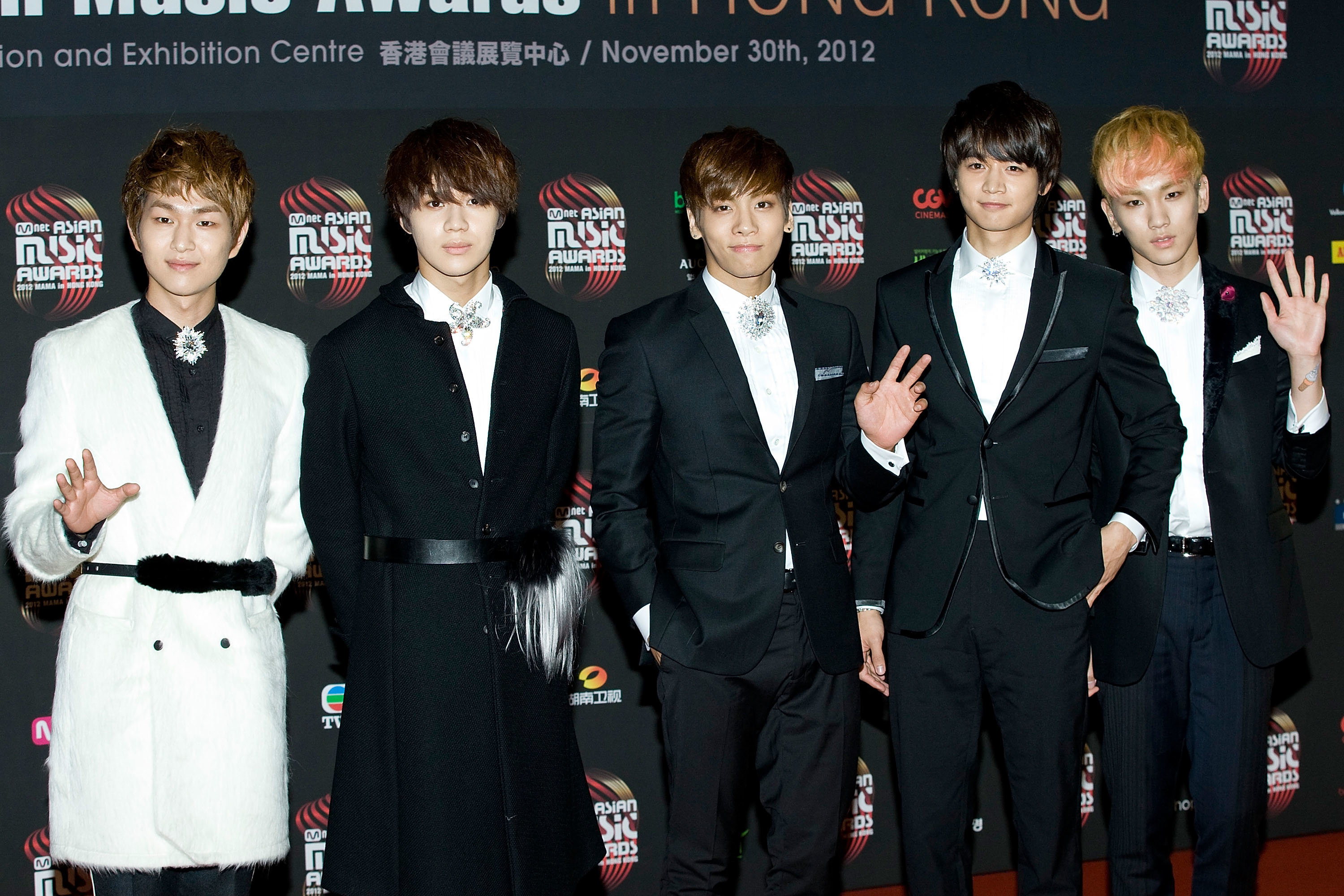 <strong>Jonghyun with his SHINee bandmates</strong>