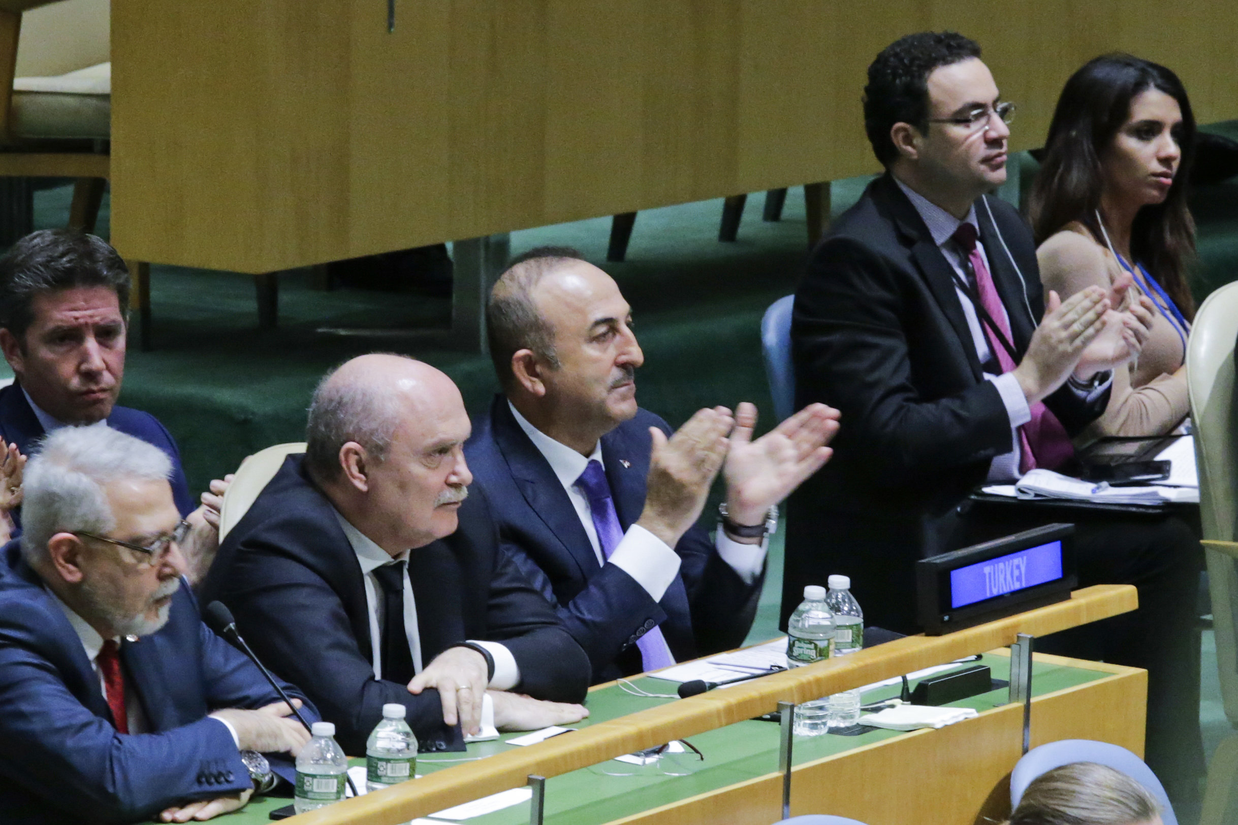 <strong>Mevlut Cavusoglu, Minister of Foreign Affairs of Turkey, applauds the result of the vote on Jerusalem at the General Assembly hall</strong>
