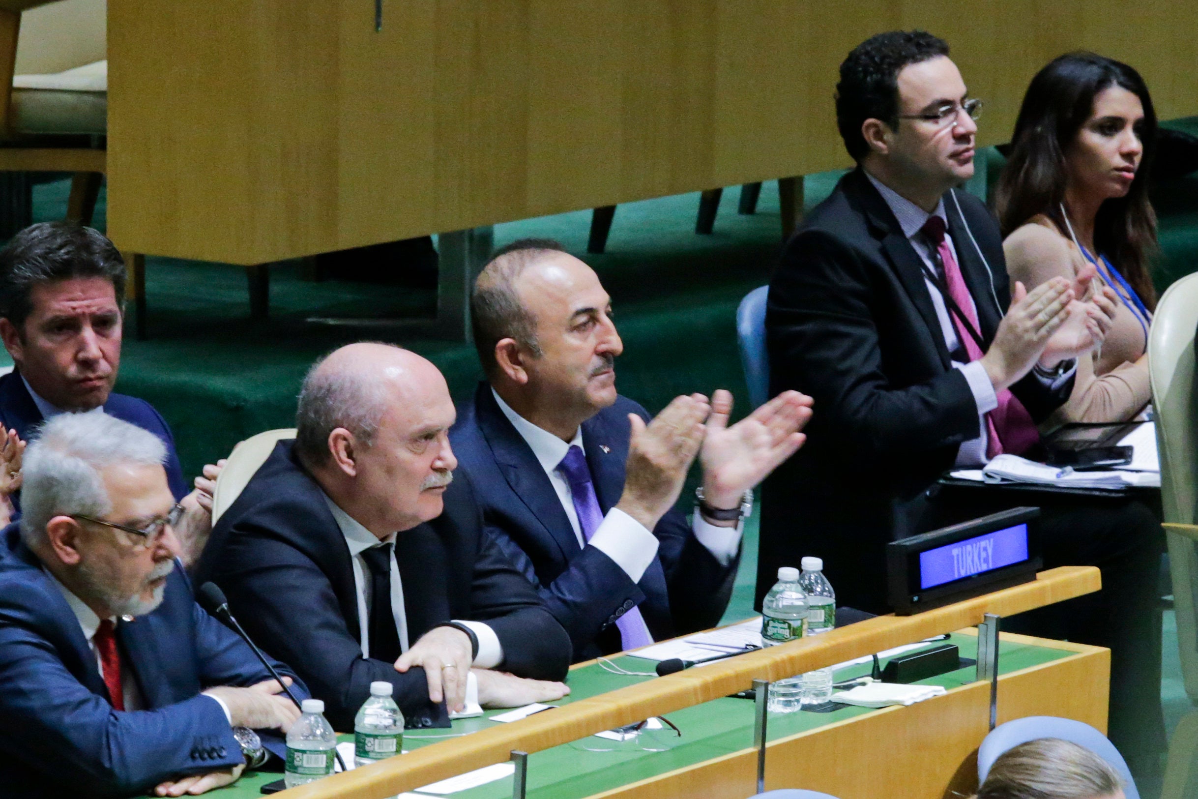 <strong>Mevlut Cavusoglu, Minister of Foreign Affairs of Turkey, applauds the result of the vote on Jerusalem at the General Assembly hall</strong>