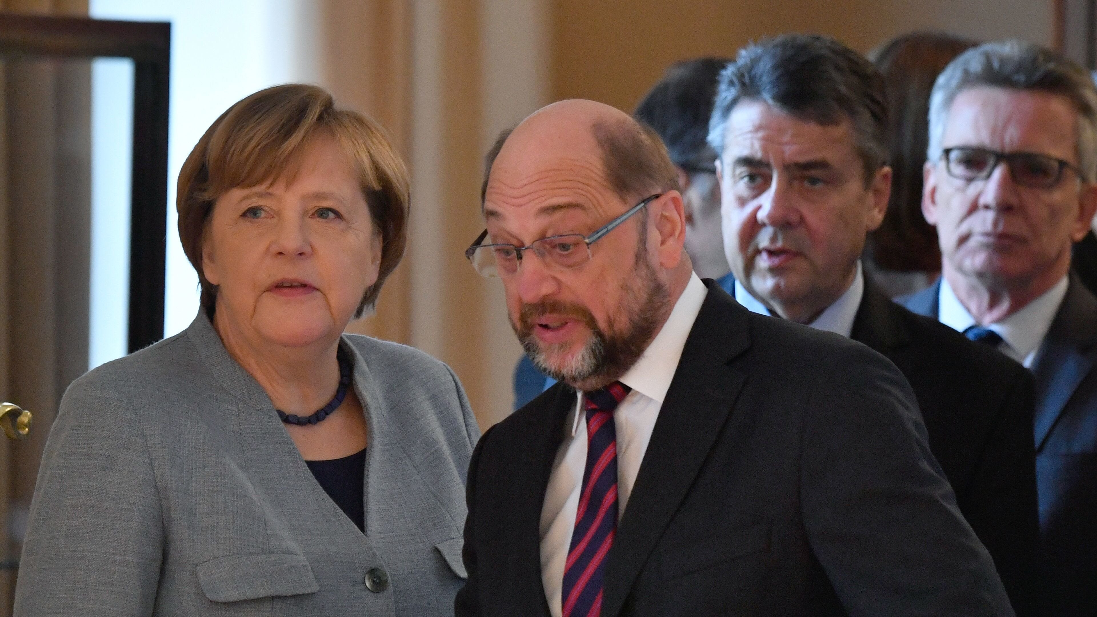 JOHN MACDOUGALL via Getty Images Zum Regieren verdammt Kanzlerin Angela Merkel und SPD-Chef Martin Schulz