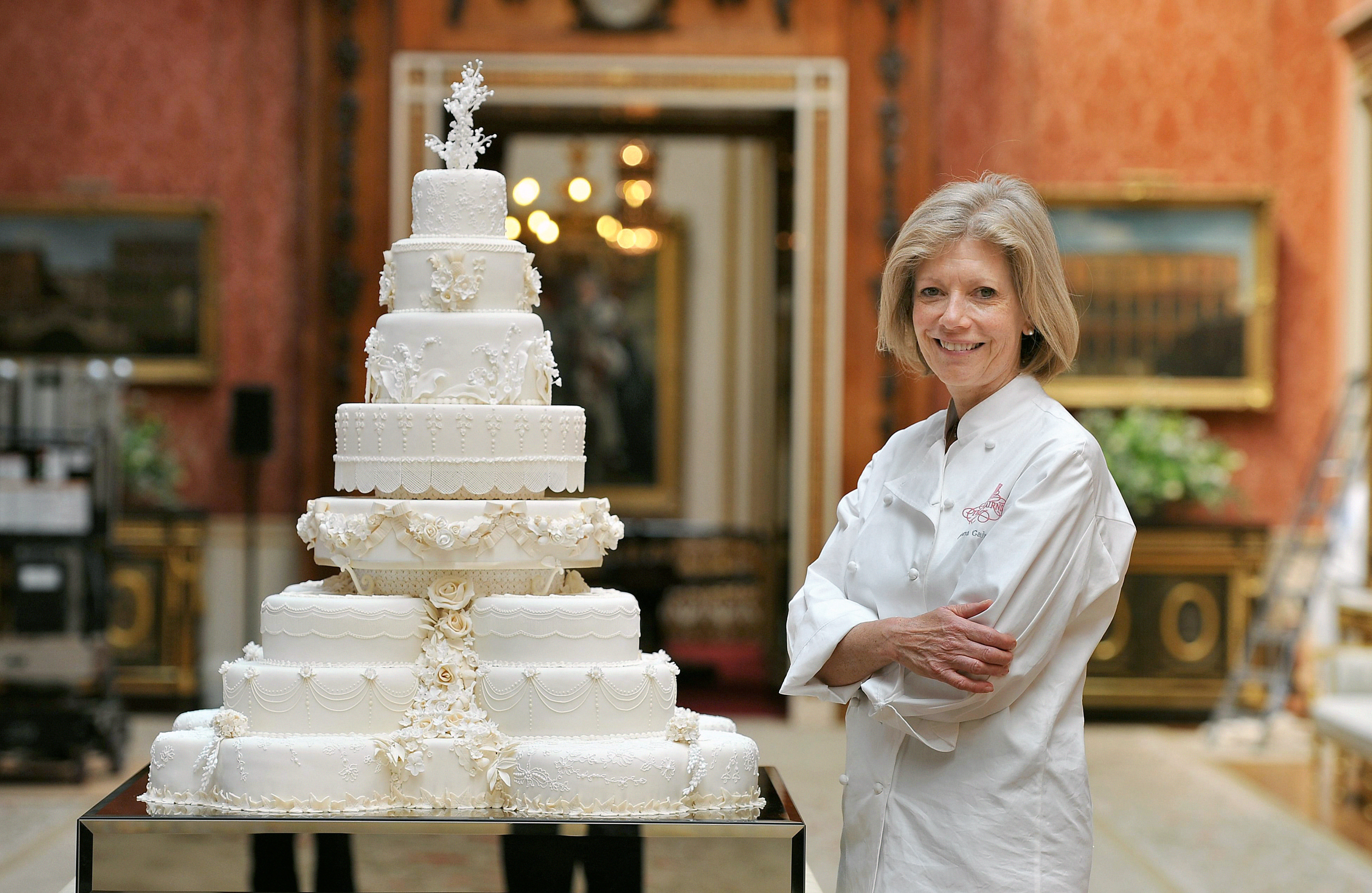 <strong>Baker Fiona Cairns with Kate and William's official eight-tiered wedding cake&nbsp;</strong>