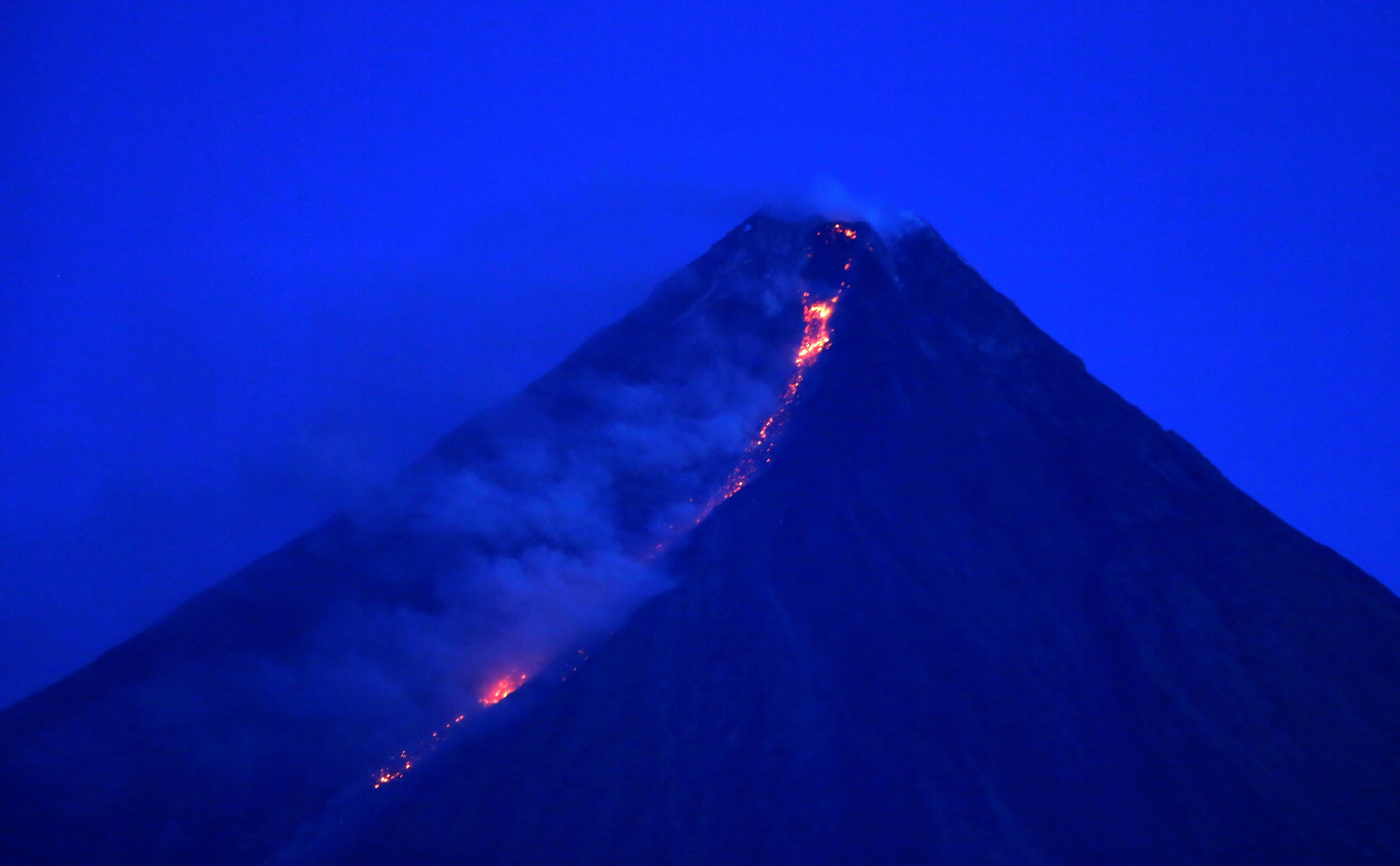 <strong>Lava flowing from the crate of Mayon on Sunday&nbsp;</strong>