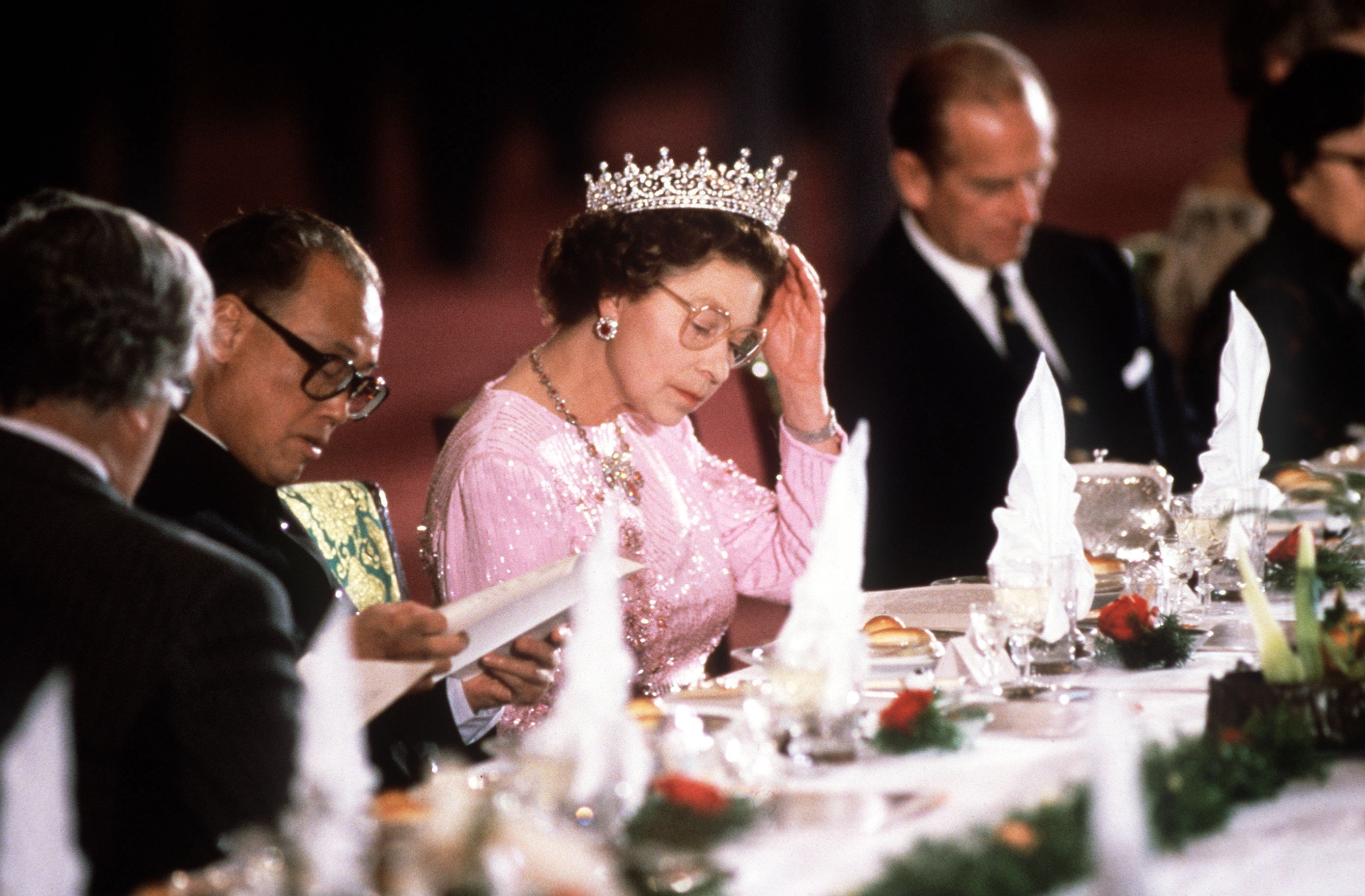 <strong>Guests&nbsp;are expected to follow long-standing Royal dinner etiquette of 'pacing' their meal with the Queen</strong>
