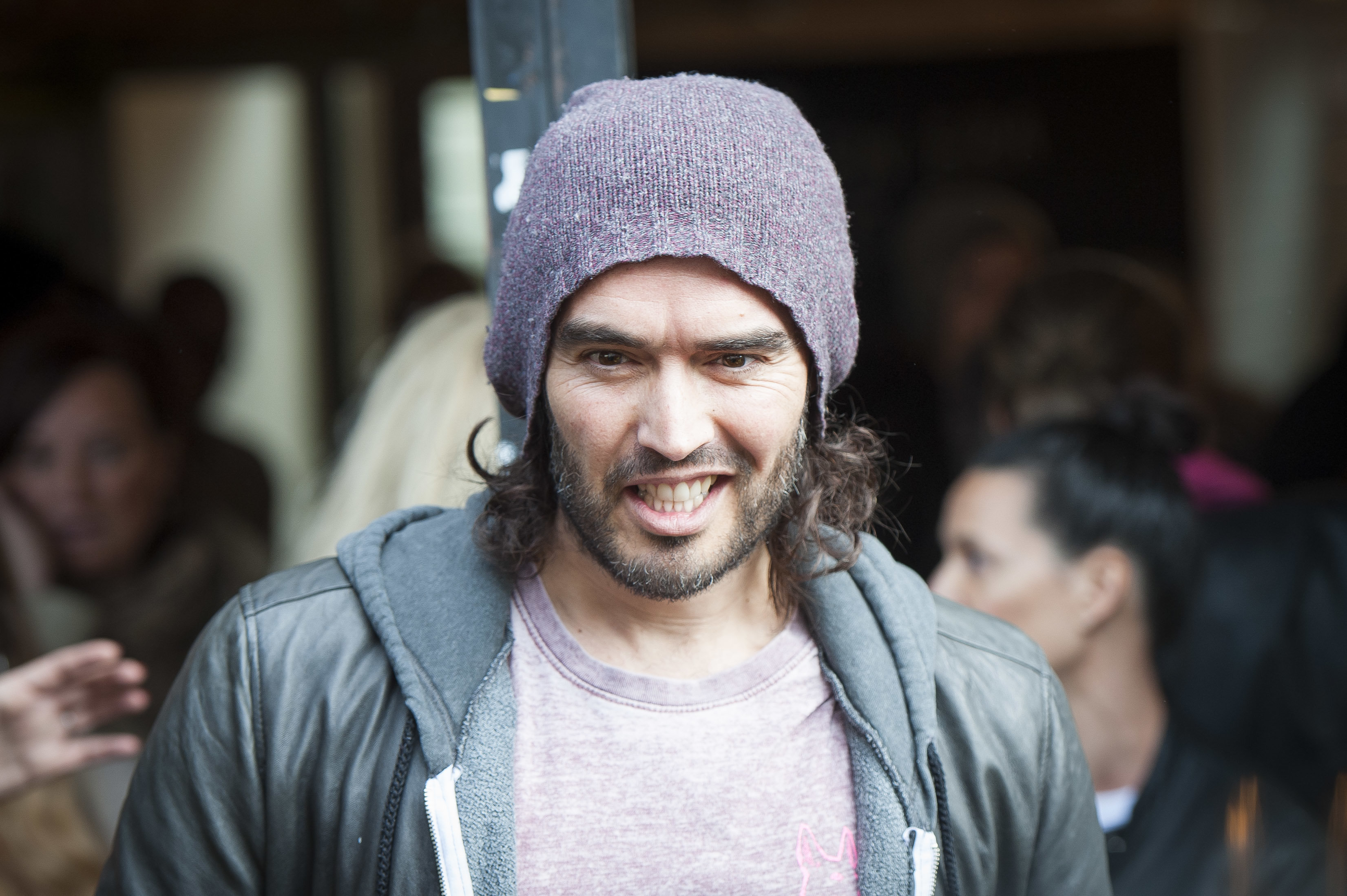 <strong>Russell Brand&nbsp;has called for a building to be donated to rough sleepers in Slough.</strong>