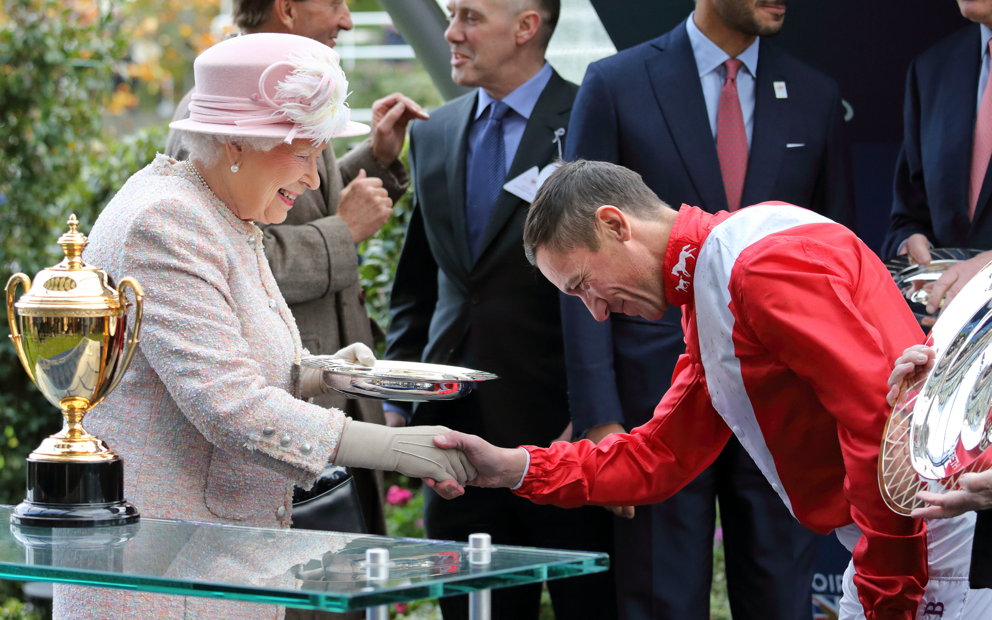 <strong>Jockey Frankie Dettori&nbsp;gives a formal handshake to the Queen&nbsp;</strong>