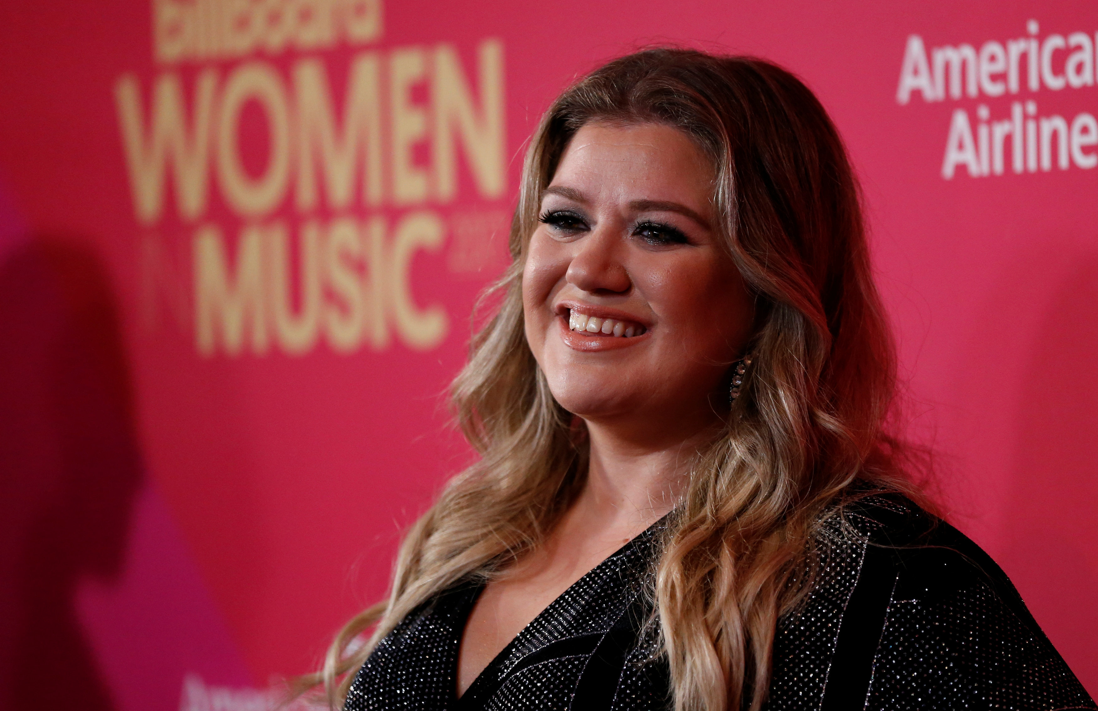 <strong>Kelly Clarkson will wear a white rose&nbsp;</strong>