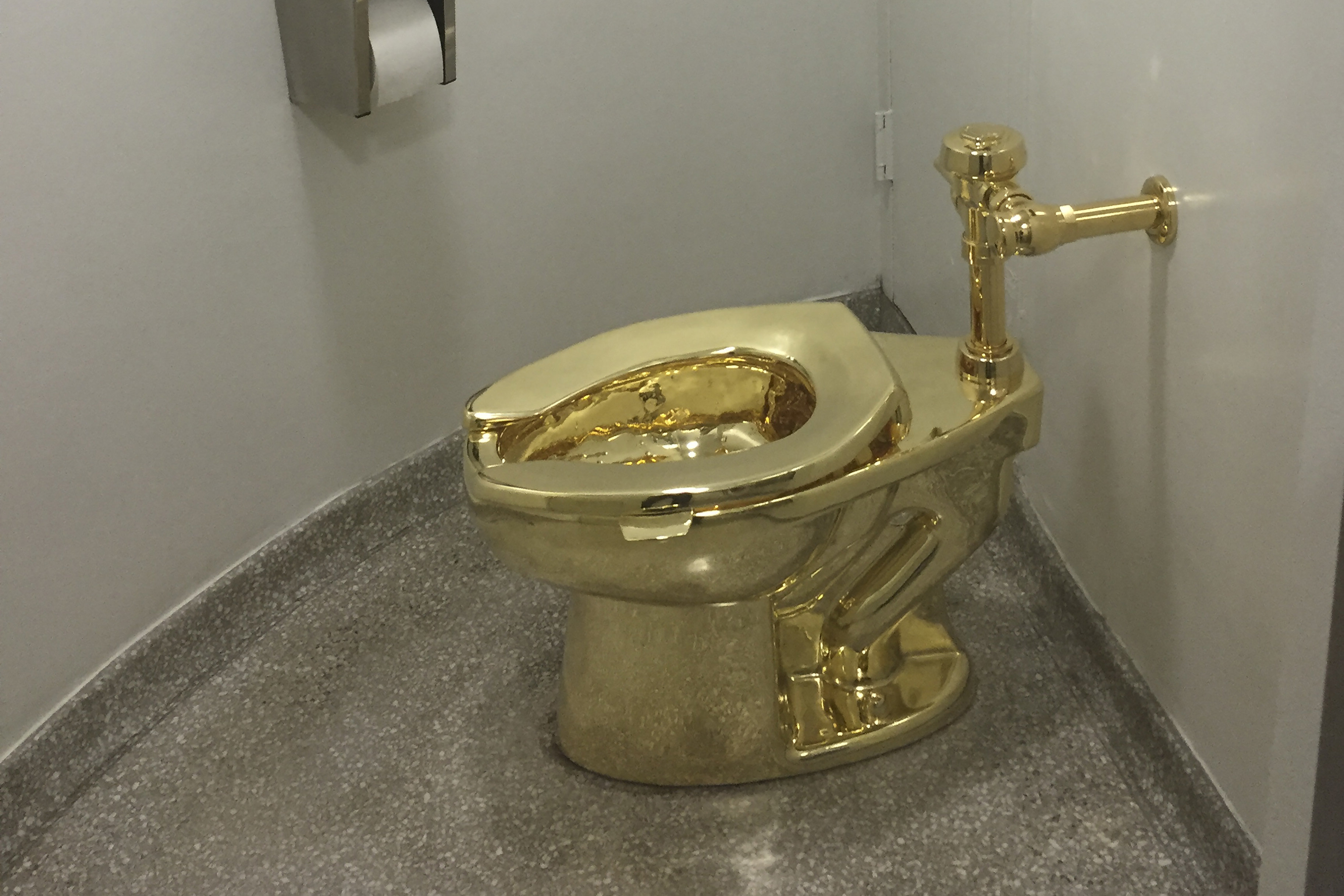 <strong>Donald Trump has been offered this 18-karat gold toilet by New York's Guggenheim Museum&nbsp;</strong>