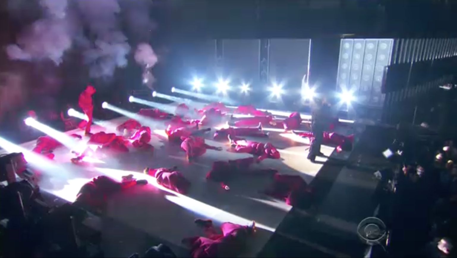 <strong>Kendrick's dancers hit the floor one by one</strong>