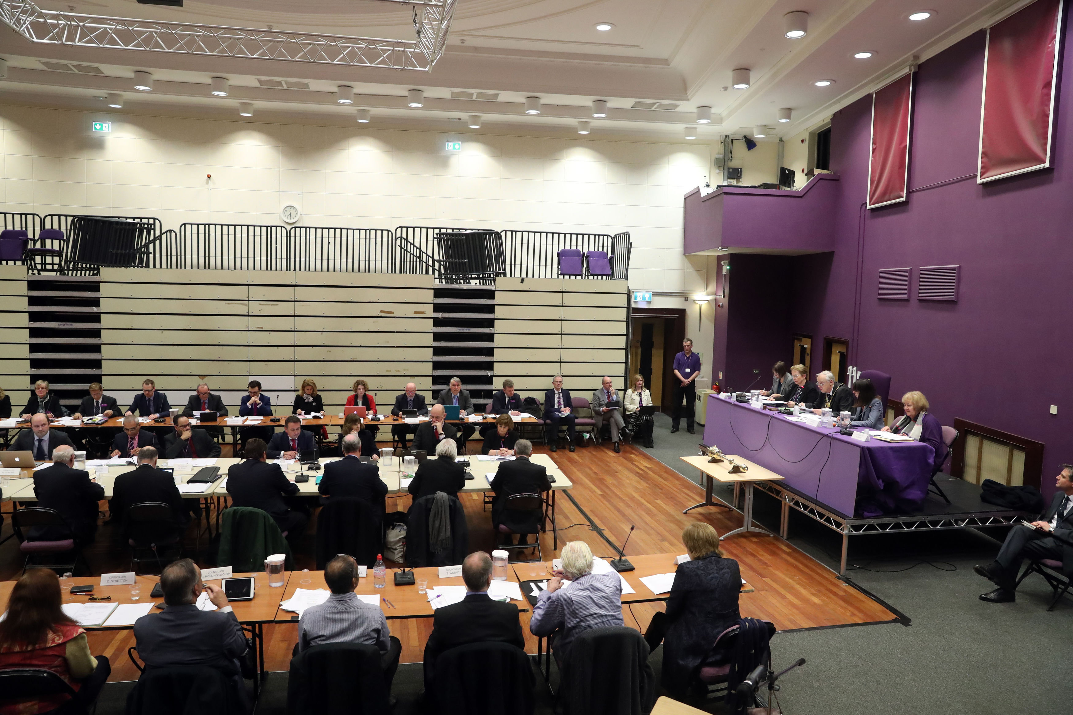 <strong>Councillors of the Royal Borough of Windsor and Maidenhead at an extraordinary meeting where they voted on a motion expressing no confidence in Dudley. The motion failed.</strong>