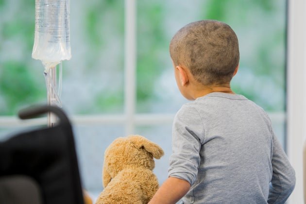 Der Schlauch der Chemo-Infusion ist der permanente Begleiter vieler krebskranker Kinder (Symbolbild)