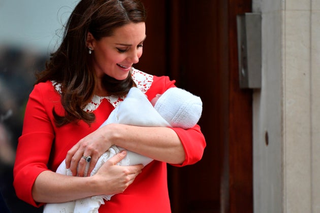 La duquesa de Cambridge mira a su hijo recién nacido, el príncipe Luis de Cambridge, a la salida del hospital el 23 de abril.