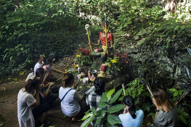 Des membres des familles des enfants coincés prient devant la grotte, le 5 juillet 2018.